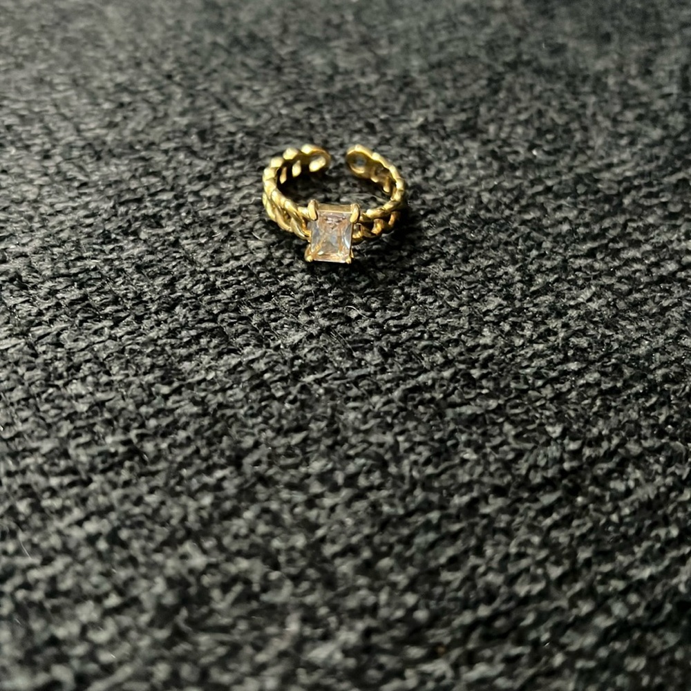 Crystal gold ring